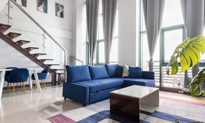 Bagumbayan Appartement | Cozy Loft Apartment in Eastwood City - 5 mins walk to the mall, with pool & gym!