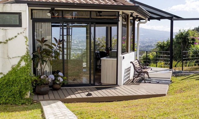 Pavas Cabine | Cozy Loft with big terras having a spectaculair view of San Jose