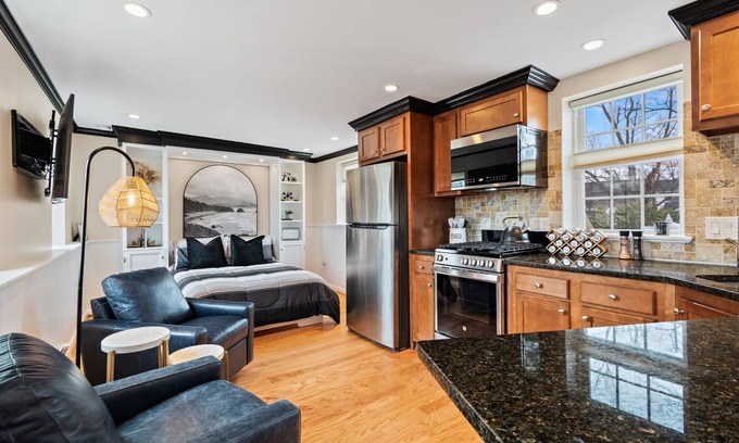 Pittsford Appartement | Cozy Loft for 2- Steps from Village of Pittsford