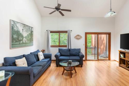 Vernon Appartement | Cozy Loft Near Lake Trails and Mountain Views