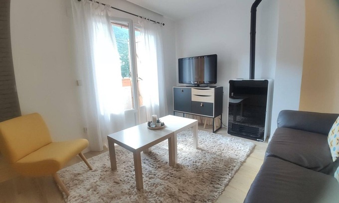 Villanua Appartement | Loft cosy à Villanúa avec piscine, 2 lits doubles, cuisine équipée, salle de bain avec douche