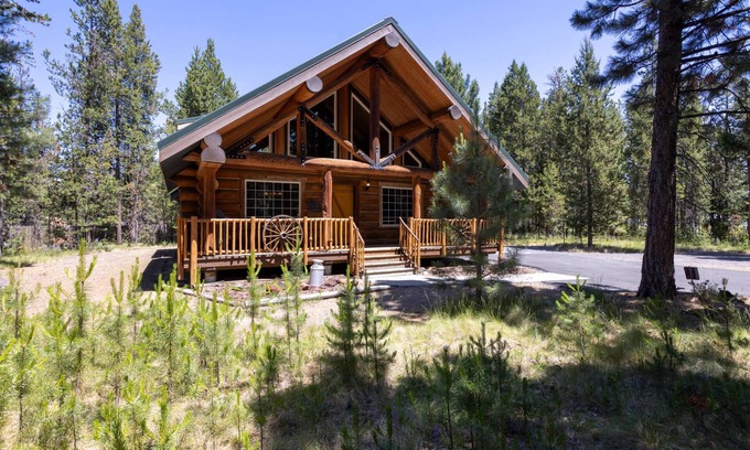Oregon Water Wonderland Maison | Cozy Log Cabin on Quiet Cul-de-sac, Trails, River Nearby, 3 Mi from Sunriver, Covered Front Porch