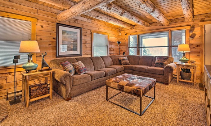 South New Berlin Cabine | Cozy Log Cabin on 19 Acres, 20 Mi to Oneonta!