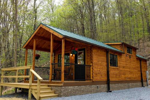 Allegheny Mountains Maison | Cozy Log Cabin with a Hot Tub near Seneca Rocks, West Virginia - Perfect for a Romantic Glamping Getaway to the Mountains