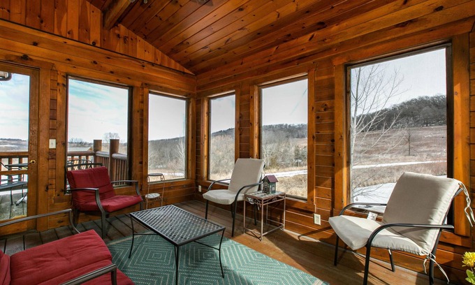 Dubuque Cabine | Cozy Log Cabin with Hot Tub & Only 5 Miles from Downtown!