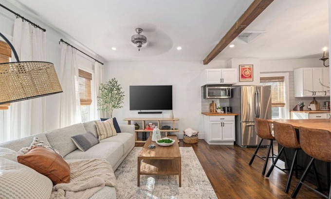 North London Appartement | Cozy Luxe Apartment Near Western & St. Joseph’s
