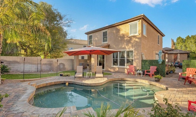 Copper Leaf Maison | Cozy Luxury Guest House- 3 miles to Airport - Shared Backyard Pool