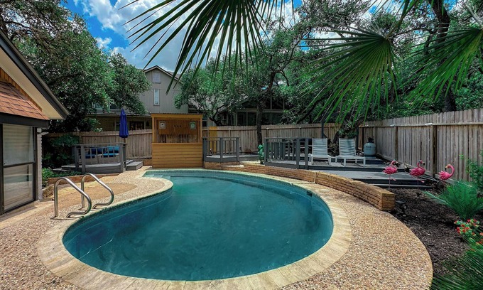 Whispering Oaks Maison | Cozy Luxury Pool + Home Theater + Backyard Oasis