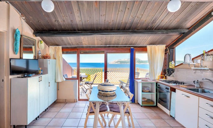 Santa Reparata Maison | Appartement à la Mansart "Sul Mare a Santa Teresa" avec Wi-Fi, vue sur la mer, terrasse et jardin.