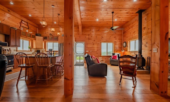 Naples Maison | Cozy Maple Farm Lodge in the Finger Lakes. Close to wine trails & skiing