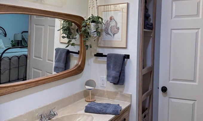 Canton Maison | Cozy MiL Suite close to famous Canton First Monday grounds, just outside of town