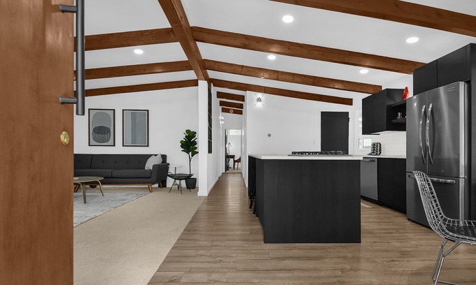 Worthington Maison | Cozy, modern 3BR California ranch-style home in Columbus, Ohio