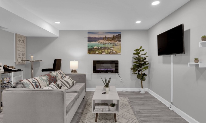 Northeast Appartement | Beautifully Renovated! Cozy Modern Suite w/Free Parking