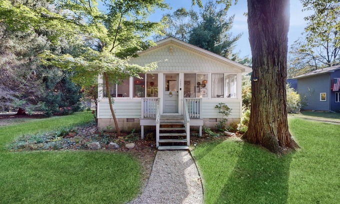 Lakeside Maison | Cozy Modern Cottage, Near beach & Town, Lovely Large Back Yard, WIFI, & W/D