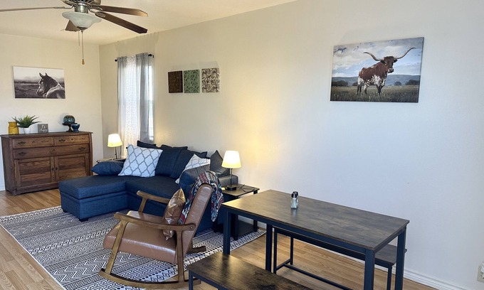 Sayre Appartement | Cozy modern small town apartment pet and child friendly large parking