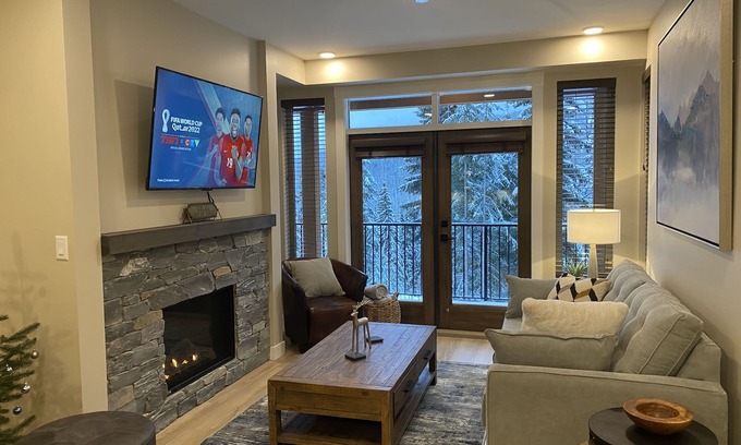 Sun Peaks Maison | Cozy Modern True Ski-in/Ski-out, Hot Tub, Alpine Home