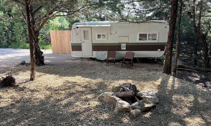 Chapman Location De VR | Cozy modified camper cabin