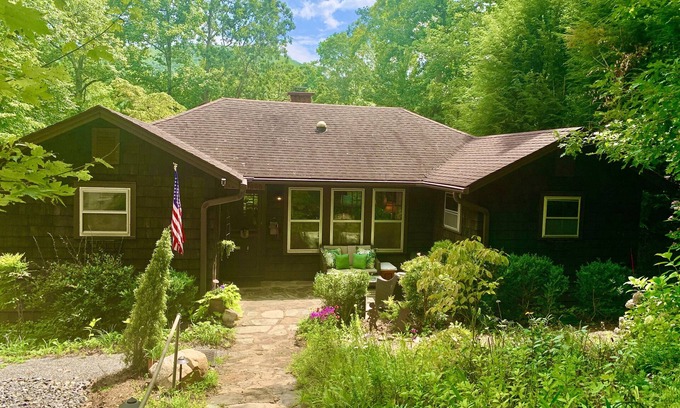 Montreat Maison | Cozy Mountain Cabin with Modern Amenities