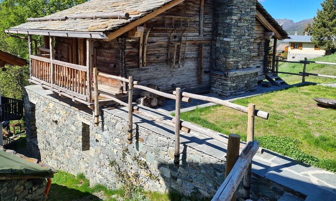 Corgnolaz Chalet De Ski | Cozy mountain chalet, close to great hiking trails and ski slopes