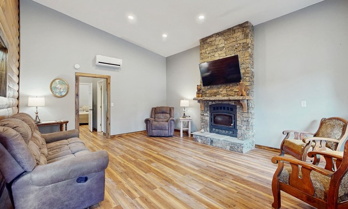 Lookout Mountain Cabine | Cozy mountain cabin with fire pit, outdoor kitchen & scenic yard