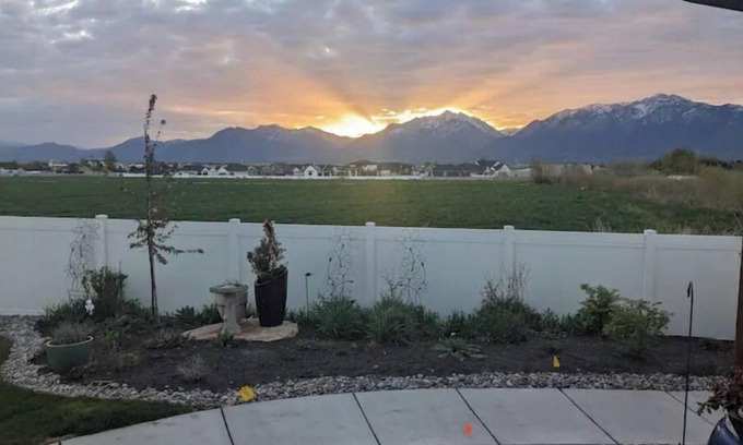 Herriman Appartement | Cozy Mountain-View Haven / Full Kitchen / Hot Tub / Easy SLC & Ski Access