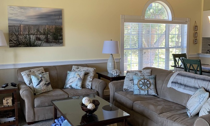 Central Myrtle Beach Copropriété | Cozy Myrtle Beach Retreat: 5 Pools access & On-Site Golf! Only 1 mile to Beach!