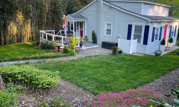 Epping Forest Cottage | Cozy Nautical Cottage in Annapolis w/ Beautiful Outdoor Space