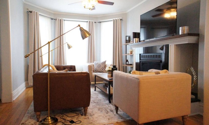 Ravenswood Appartement | Nid douillet à Vibrant Lincoln Square à Chicago. Étapes menant à la ligne brune occidentale.