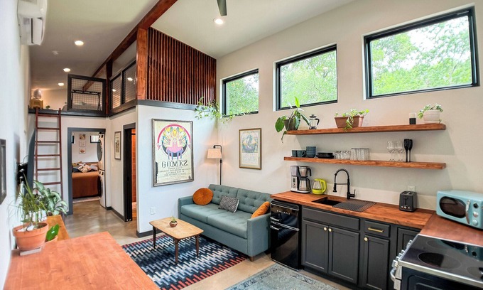 MLK Maison | Cozy, new, east ATX Tiny home w/ King bed, close to UT campus, downtown, airport