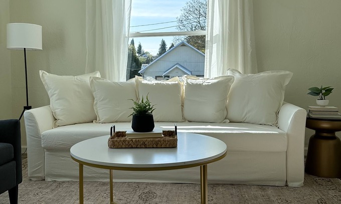 Bremerton Maison | Cozy Newly Remodeled Cottage Minutes from Ferry! Peaceful Retreat!