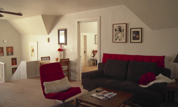 Rogers Park Appartement | Cozy 1 Bedroom on Northside 1 block to Chicago to Train to City! Peut accueillir jusqu'à 6 personnes.