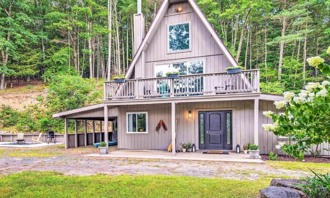 Northville Maison | Cozy Northville Home with Dock and Lake Access