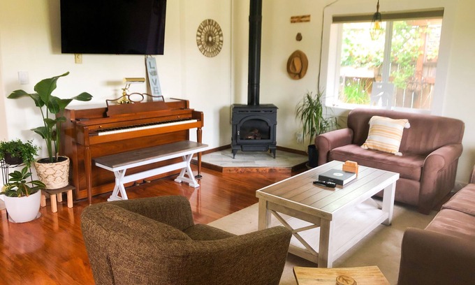 Monroe Maison | Cozy NW inspired home. Walking distance to parks, food, coffee shops, breweries!