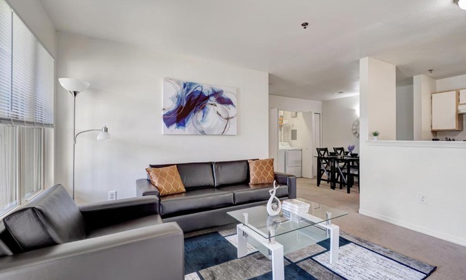 Champaign Appartement | Cozy Oasis-Pool-2BR-Wi-fi-Near University of IL