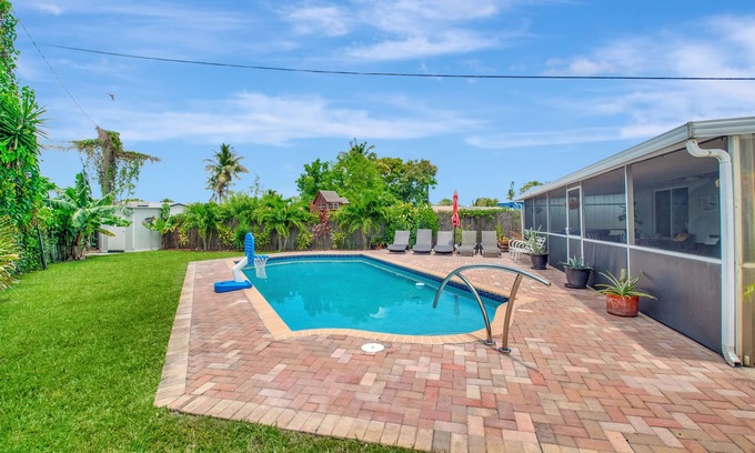 Sandalfoot Cove Maison | Tropical oasis getaway heated pool in Boca Raton