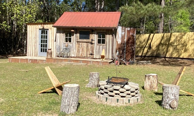 Greenwood Cabine | Cozy Off Grid Cabin w/pond for fishing.