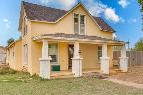 Hydro Maison | Cozy Oklahoma Family Home with Private Yard and Grill