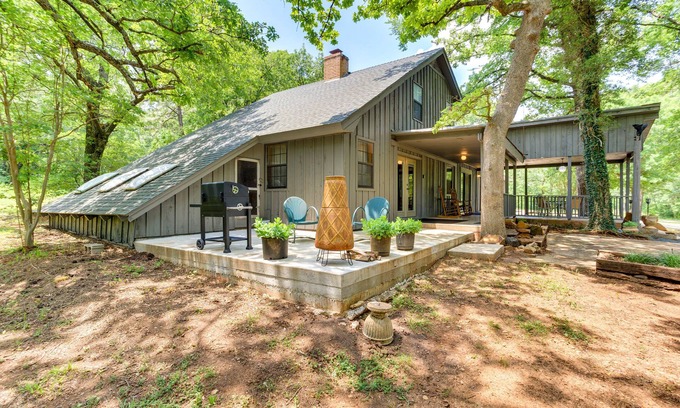 Davis Maison | Cozy Oklahoma Retreat w/ Patio, Fire Pit & Grill!