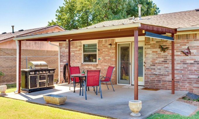 Mustang Maison | Cozy Oklahoma Retreat w/ Covered Patio & Gas Grill