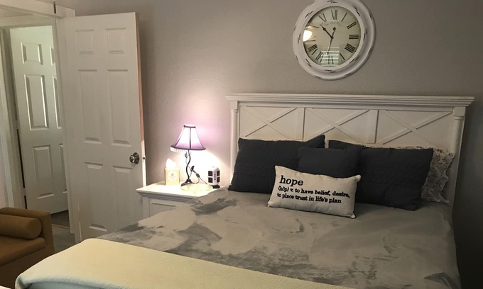 Bullard Maison | Cozy one bedroom in cute cottage house 12 minutes to Tyler Tx