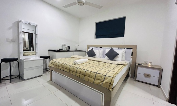 Uswetakeiyawa Appartement | Cozy one-bedroom apartment in the welcoming Prime Residencies, Uswatakeiyawa.