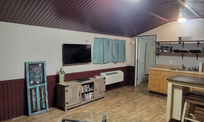 Van Zandt County Cabine | Cozy one bedroom one bath cabin with WiFi and AC/heat in quiet country setting.