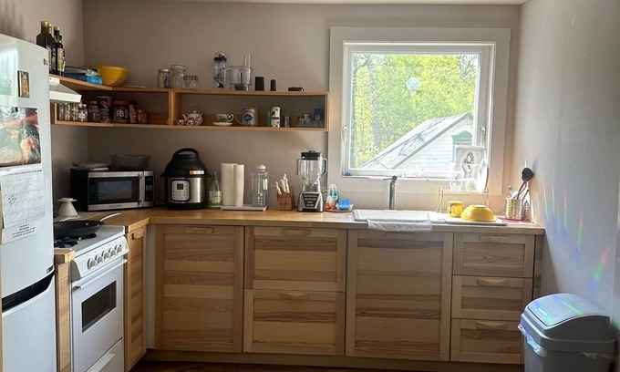 Bloomville Maison | Cozy one bedroom unit filled with natural daylight and lovely Mountain Views.