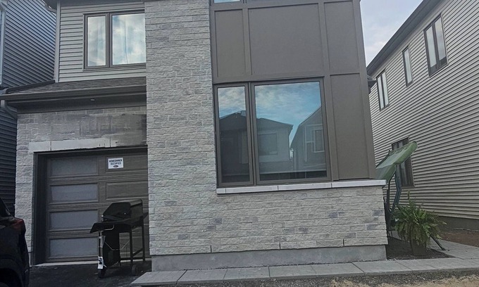 Ottawa Division Maison | Cozy One room Unit in a House, in a great location in Barrhaven Half Moon Bay.