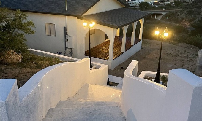 Globe Maison | Cozy, Open Concept & Conveniently located