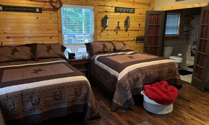 Saint Francis Appartement | Cozy Outlaw studio room with heated pool AC in charming New Hope