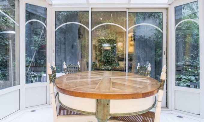 16th Arrondissement Appartement | Cozy Parisian style apartement with a veranda overlooking a private garden.
