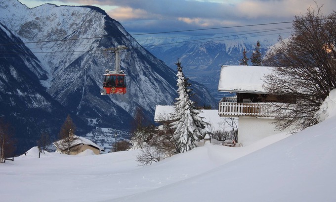 Gampel Appartement | Penthouse confortable dans le style chalet suisse