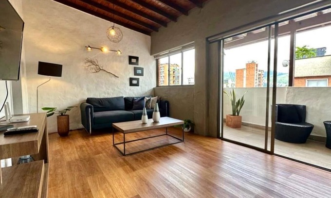 Astorga Appartement | Cozy Penthouse next to Poblado Park with Large Balcony and A/C
