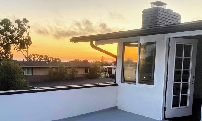 Corona del Mar Appartement | Cozy Penthouse , Private Beach access, Pool walk to Shops